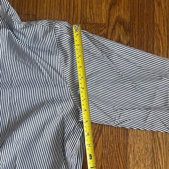 Uniqlo Relaxed Blue and White Tunic with 3/4 Sleeves - Picture 12 of 16